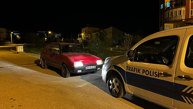 Yakalanacağını anlayınca araçtan inip kaçmaya çalıştı, yere düşerek yaralandı

