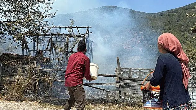 Yakılan anız ahırı yaktı, eve sıçramadan söndürüldü