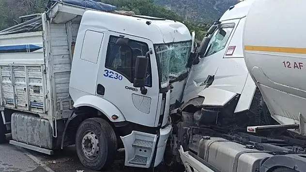 Yakıt tankeri ile tır kafa kafaya çarpıştı: Yaralılar var
