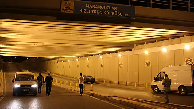 Yakıtı biten otomobil, YHT seferlerini durdurdu