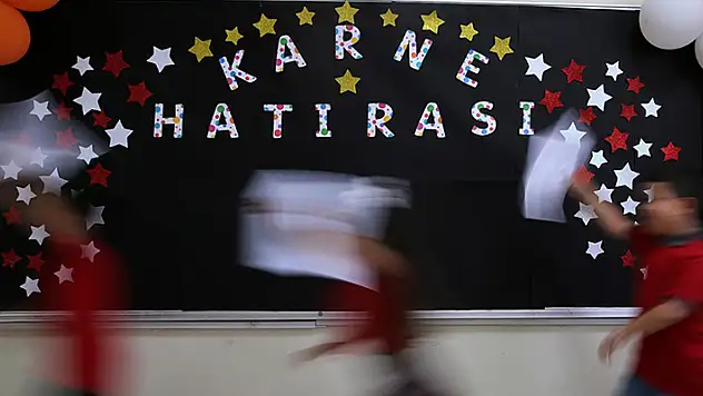 Yaklaşık 18 milyon öğrenci karne alarak yaz tatiline giriyor
