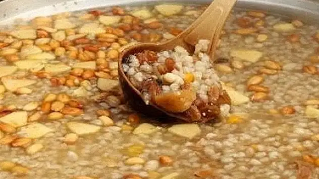 Yalıhüyük Belediyesi aşure dağıttı