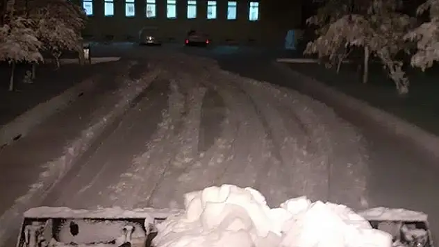 Yalıhüyük Belediyesi ekipleri, kar yağışından kapanan yolları ulaşıma açtı
