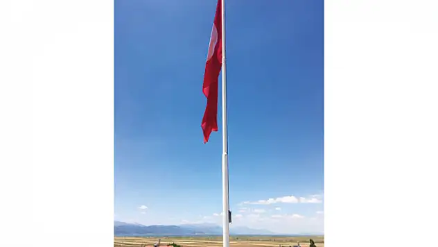 Yalıhüyük Belediyesi, Hüyük Mevkisi'nde Türk bayrağını göndere çekti