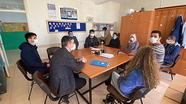 Yalıhüyük İlçe Milli Eğitim Müdürü Kafalı, yüz yüze eğitimin yapıldığı okulları ziyaret etti