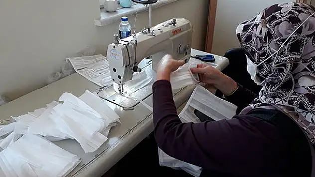 Yalıhüyük KOMEK'te maske üretimi devam ediyor