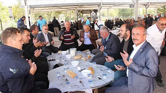 Yalıhüyük'te Belediye Başkanı Koçer'in eşinin anne ve babası için mevlit okutuldu
