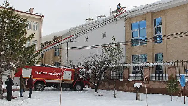 Yalıhüyük'te buz sarkıtları temizleniyor

