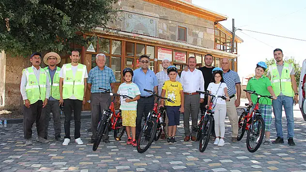Yalıhüyük'te 'Güle Oynaya Camiye Gel Projesinde' çocuklar bisikletlerine kavuştu
