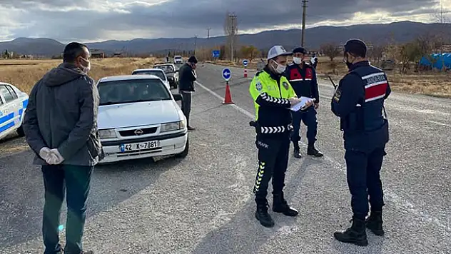 Yalıhüyük'te jandarma ve polis ekiplerinden Kovid-19 denetimi