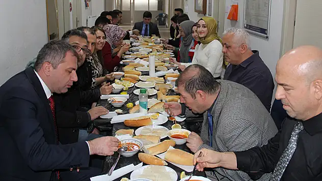 Yalıhüyük'te kamu çalışanları yemekte bir araya geldi
