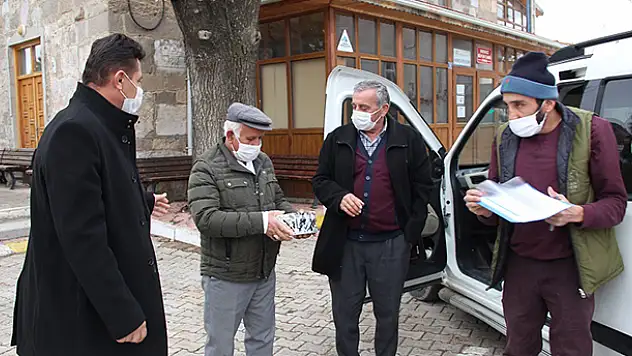 Yalıhüyük'te kronik hastalığı bulananlara tansiyon aleti desteği