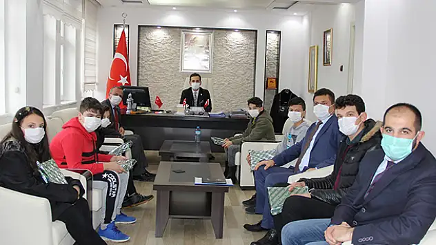 Yalıhüyük'te öğrencilere laptop ve tablet hediye edildi