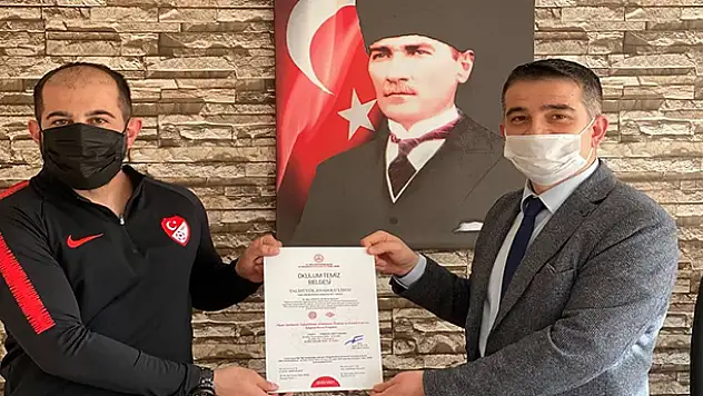 Yalıhüyük'te okullara 'okulum temiz' belges
