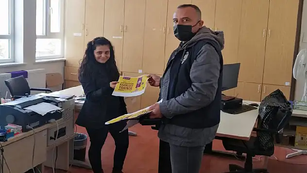 Yalıhüyük'te polisler Kadın Destek Uygulaması (KADES) broşürleri dağıttı
