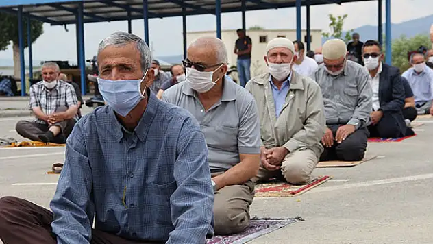 Yalıhüyük'te salgın sonrası cuma namazına 65 yaş üstü vatandaşlar da katıldı
