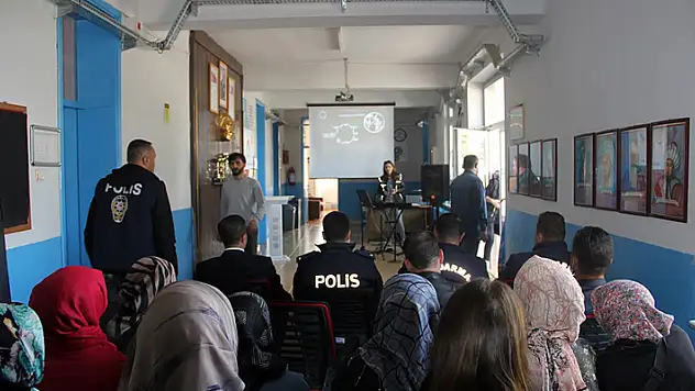 Yalıhüyük'te uyuşturucuyla mücadele konferansı verildi
