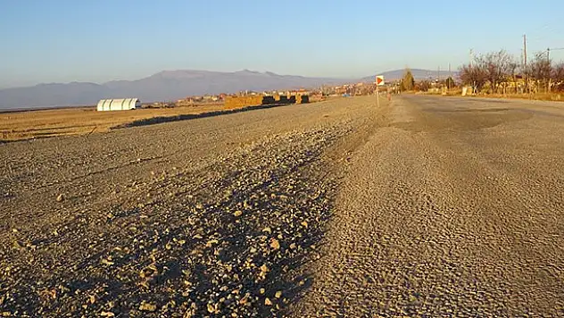 Yalıhüyük'te yol yapım çalışmaları sürüyor