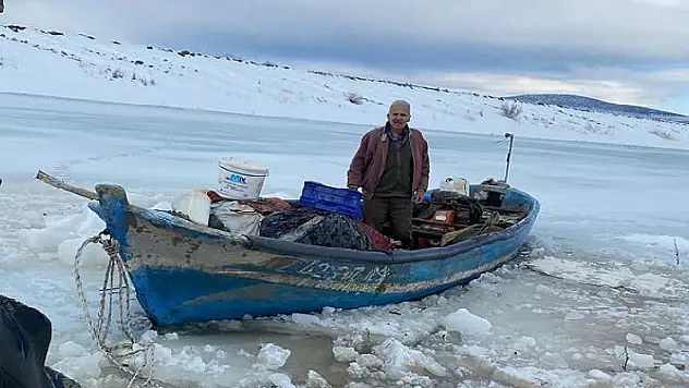 Yalıhüyüklü balıkçılar buzları kırarak tekneleri kurtardı