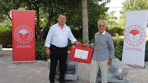 Yalıhüyük'te üreticilere budama makası ve hamur karma makinesi verildi
