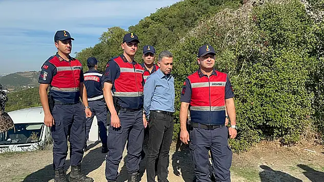 Yalova'da eşini kayalıklardan iterek öldürdüğü iddiasıyla yargılanan kocaya olay yerinde keşif yaptırıldı
