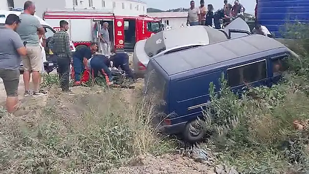 Yalova'da otomobil minibüsle çarpıştı: 3 yaralı