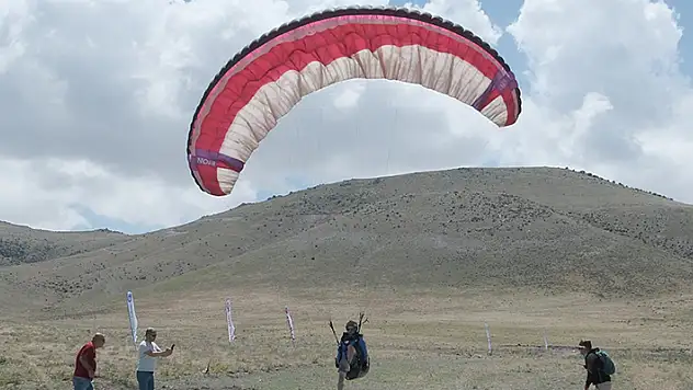 Yamaç Paraşütü Hedef Şampiyonası Konya'da yapıldı
