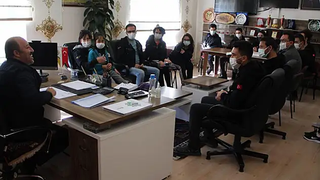 Yamaç paraşütü pilotlarından, Başkan Bakkal'a ziyaret