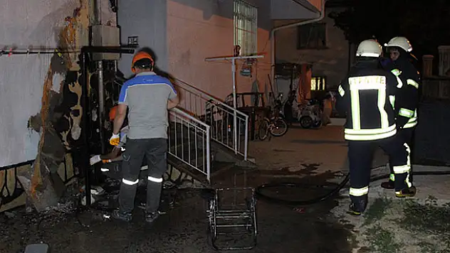 Yanan bebek arabası az kalsın faciaya yol açacaktı