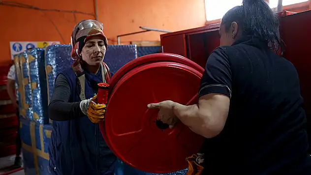 Yangın dolabı imalathanesinde kaynak ve zımpara işleri kadınlardan soruluyor