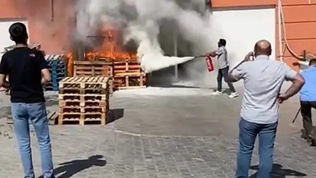 Yangın tüpünü alan koştu