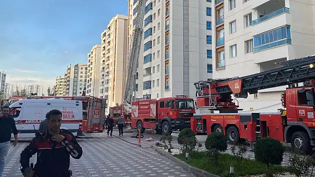Yangına müdahale sırasında yüksekten düşen itfaiye personeli yaralandı
