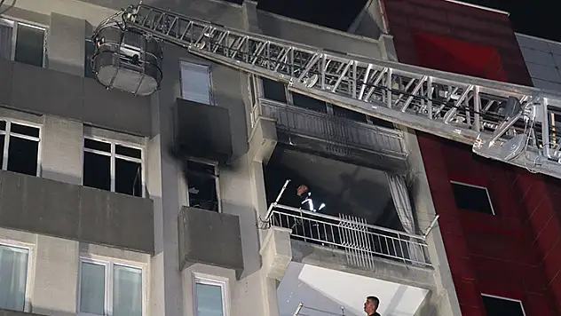 Yangında 3 çocuğu komşuları, çatıya çıkan anneannelerini itfaiye kurtardı

