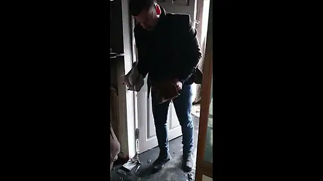 Yangında hayatını kaybeden kızının ayakkabılarını tutarak gözyaşı döktü