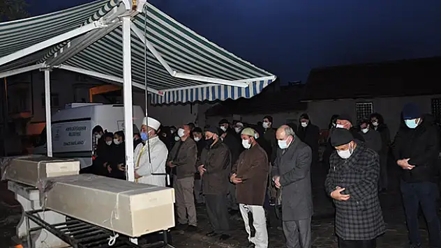 Yangında ölen hemşire anne ve kızına acı veda