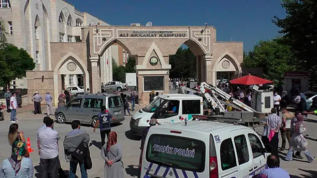 Yanlış okula giden adayı Beyşehir Emniyet Müdürü makam arabasıyla sınava yetiştirdi