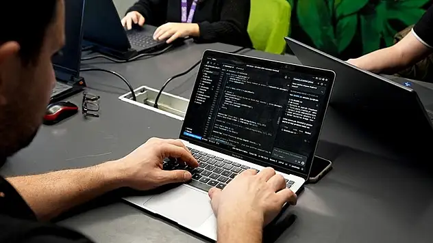 Yapay zekadaki gelişmeler, düşük maliyetli küçük bilgisayar satışlarını artırdı