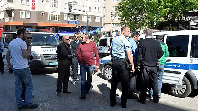Yaralıyı linç edilmekten polis kurtardı