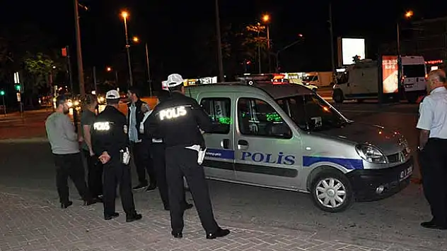 Yardım için geldiler cüzdanını çaldılar