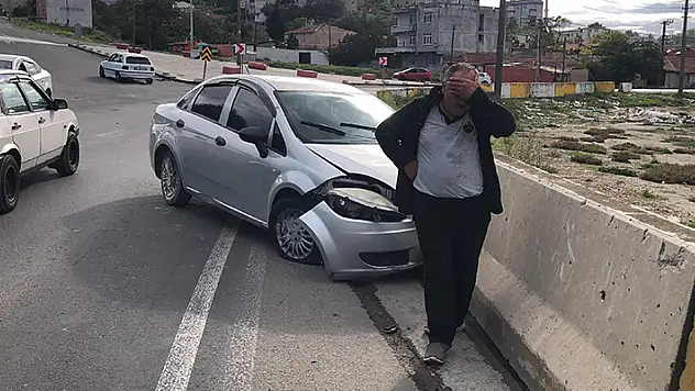 Yardıma diye geldikleri kazazedenin telefonunu çaldılar
