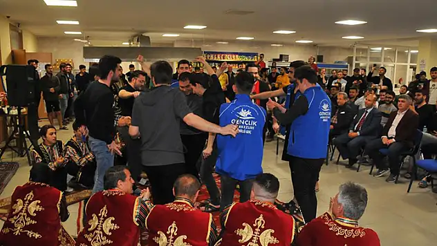 Yarenler oyunlarını üniversiteli gençler için sergiledi
