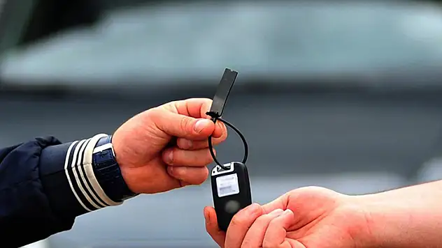 Yargıtay, bedel ödemeden araç alan kişiye dolandırıcılıktan verilen cezayı onadı