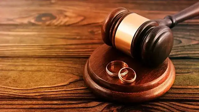 Yargıtay, eşe başkasının yanında hakaret etmeyi boşanma nedeni saydı
