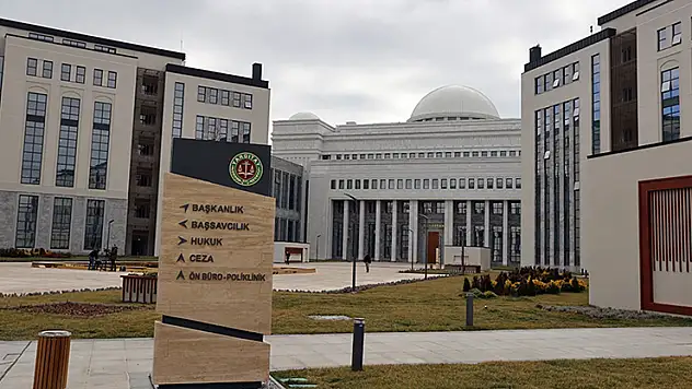 Yargıtay, evinin çevresinde dolaştığı kadına çiçek gönderen kişiye 'cinsel taciz'den verilen cezayı bozdu
