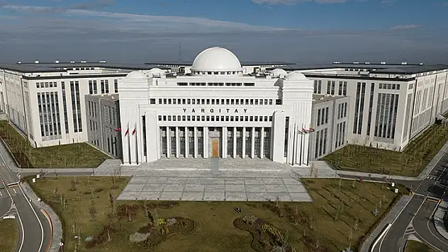 Yargıtay, iş arkadaşının gizlice fotoğrafını çekmeyi 'özel hayatın gizliliğini ihlal' suçu saydı