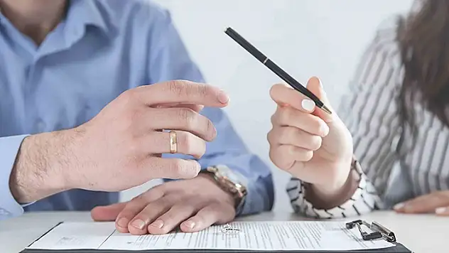 Yargıtay, kocanın cebinden habersiz para almayı boşanma sebebi saydı
