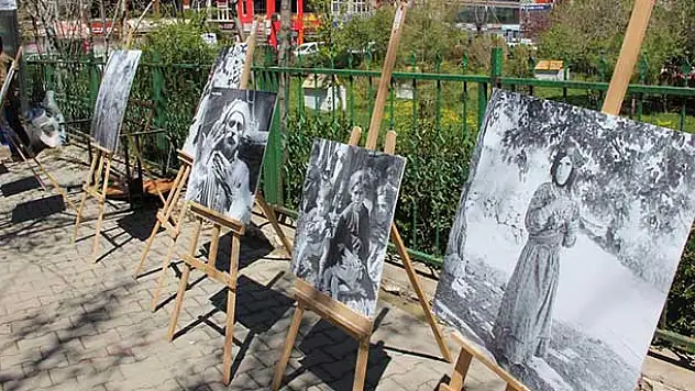 Yarım asır önce çekilen fotoğrafları sergiledi