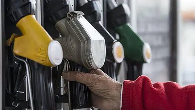 Yarından itibaren benzine 1 lira 49 kuruşluk zam geliyor
