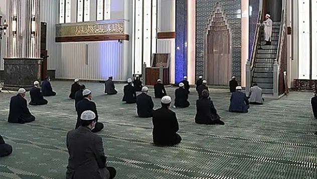Yarından itibaren camilerde beş vakit namaz kılınacak