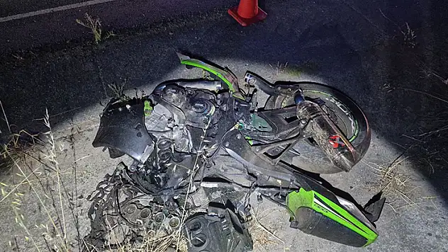 Yarış yaparken farları yanmayan otomobile çarpan motosikletler paramparça oldu: 1 ölü